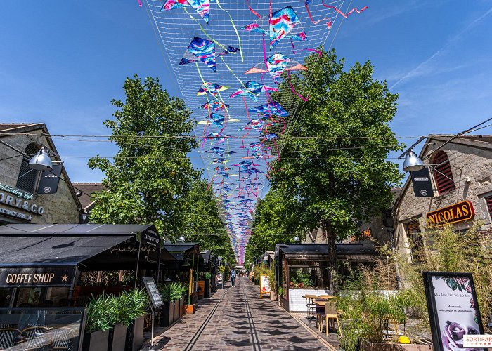 Bercy Village A sky of kites in Bercy Village is up - Sortiraparis.com photo