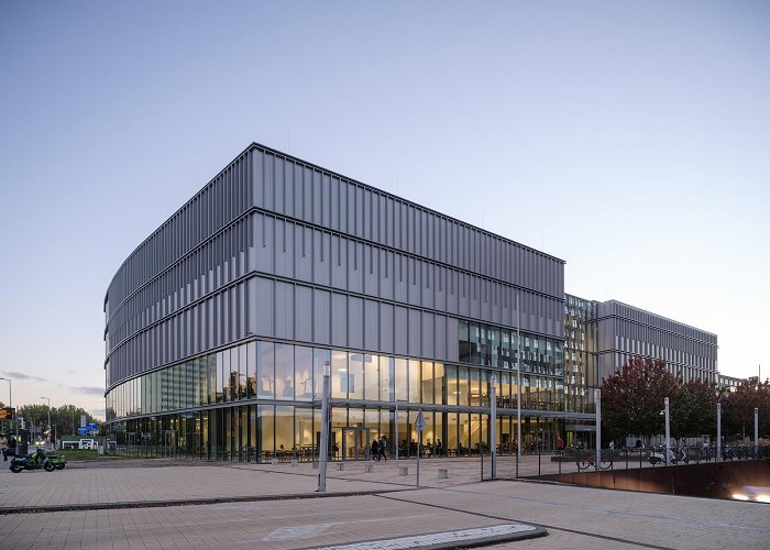 Erasmus University Sports Building Erasmus University Rotterdam / VenhoevenCS | ArchDaily photo