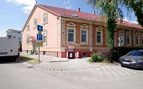 Feher Hajo Panzio Es Vendeglo Bed & Breakfast Gyor Exterior photo