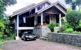 Holidayhome Alam Cipanas Puncak Exterior photo