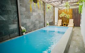 Ostic House Hostel Yogyakarta Exterior photo