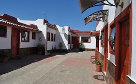 Timo'S Guesthouse Accommodation Luderitz Exterior photo