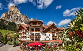 Hotel Table Corvara In Badia Exterior photo