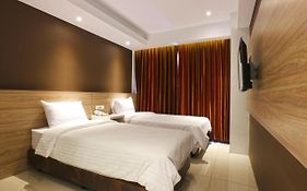 Kampioen Bed & Breakfast Hotel Bandung Exterior photo