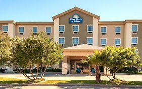 Days Inn & Suites By Wyndham San Antonio Near Frost Bank Center Exterior photo