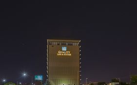 Quality Inn & Suites Cincinnati Exterior photo