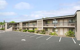 Travelodge By Wyndham Vancouver Lions Gate Exterior photo