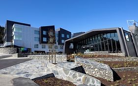 Holiday Inn Express & Suites Queenstown, An Ihg Hotel Exterior photo