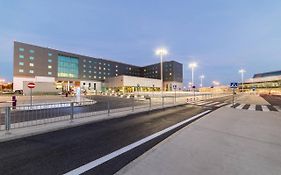 Courtyard By Marriott Warsaw Airport Hotel Exterior photo