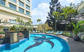 Courtyard By Marriott Bandung Dago Hotel Exterior photo