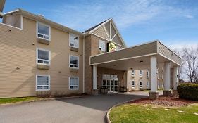 Super 8 By Wyndham Trois-Rivieres Hotel Exterior photo