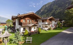 S'Doerfl Chalets Mayrhofen Exterior photo