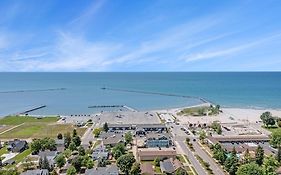 Snyders Shoreline Inn Ludington Exterior photo