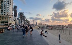 Private Rooms Near The Beach Center Tel Aviv Exterior photo