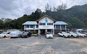 Riverbank Dungun Guesthouse & Cafe Exterior photo