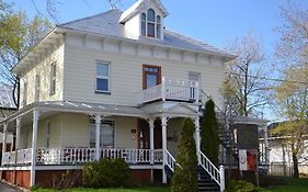 Auberge Internationale De Riviere-Du-Loup Hostel Exterior photo