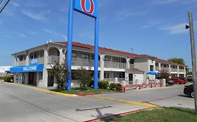 Motel 6 San Antonio-Splashtown Exterior photo