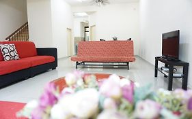 Warisan Indah Homestay Klia 1 Sepang Exterior photo