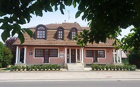 Szilvia Gaestehaus Bed & Breakfast Buk Exterior photo