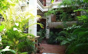 Alibi Guesthouse Phnom Penh Exterior photo