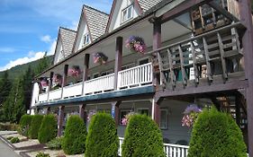 Peaks Lodge Revelstoke Exterior photo