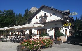 Hotel Fiames Cortina d'Ampezzo Exterior photo