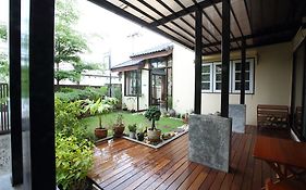 Mon Lodge & Yoga Donmueang Bangkok Exterior photo