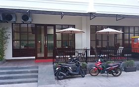 Legenda Beril Hostel Makassar Exterior photo