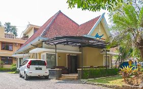 Reddoorz Plus Near Brawijaya Museum Hotel Malang Exterior photo