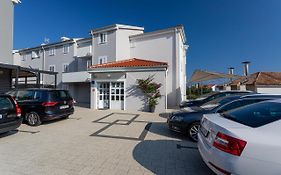 Apartments Crnekovic Tomislava 8 Baska  Exterior photo