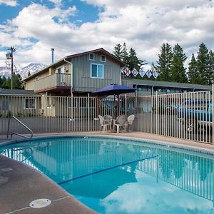 Swiss Holiday Lodge Mount Shasta Exterior photo