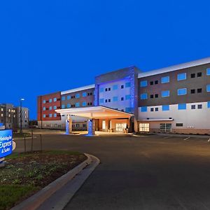 Holiday Inn Express & Suites - Lenexa - Overland Park Area, An Ihg Hotel Exterior photo