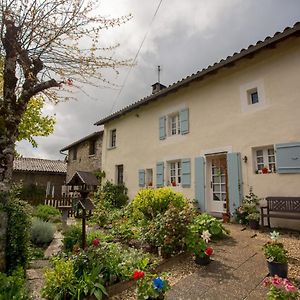 La Maison Des Fleurs Bed & Breakfast Montemboeuf Exterior photo