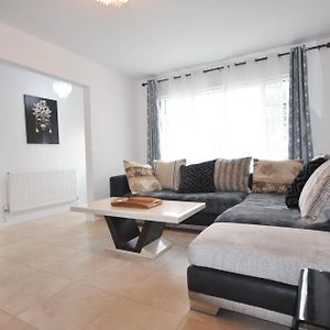 Modern 2 Bed Apartment Luton  Exterior photo