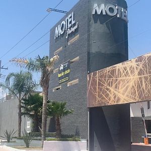 Motel Pedregal Suites San Juan del Rio Exterior photo