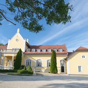 Rosenberg Kuria Bed & Breakfast Taplanszentkereszt Exterior photo