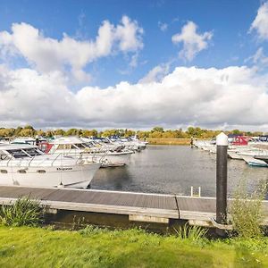 Luxury Lodge - Stunning River Views & Hot Tub Dorney Exterior photo