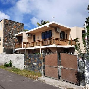 Blue Bay Comfort: Apartment with Shared Pool Exterior photo