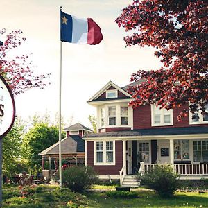 Complexe D'Hebergement La Maison Touristique Dugas Villa Caraquet Exterior photo