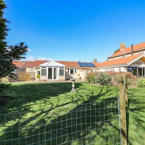 Millcott Villa Lincoln Exterior photo