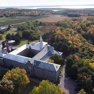 Auberge De L'Abbaye D'Oka Bed & Breakfast Exterior photo