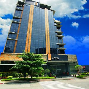 The B Hotel Alabang Manila Exterior photo