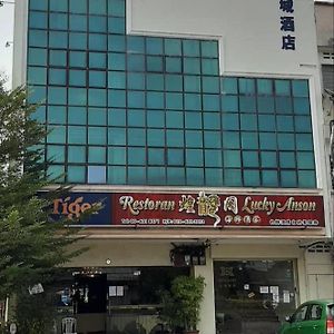 Oyo 90306 G City Hotel Teluk Intan Exterior photo