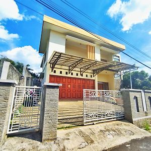 Homestay Parikesit Rent Full House Semarang Exterior photo