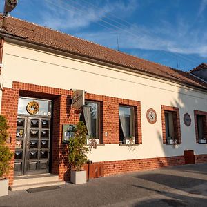 Restaurace-Pension-Vinarstvi U Stastnych Hotel Mistrin Exterior photo