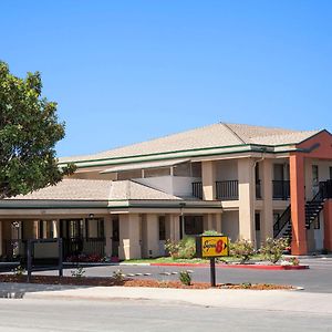 Super 8 By Wyndham Salinas Motel Exterior photo