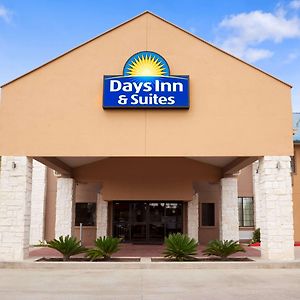 Days Inn & Suites By Wyndham Conroe North Exterior photo