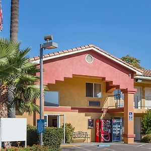 Econo Lodge Inn & Suites Lodi - Wine Country Area Exterior photo