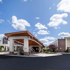 Days Inn & Suites By Wyndham Rochester Hills Mi Exterior photo