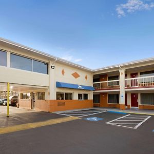 Days Inn By Wyndham Jacksonville Nc Exterior photo